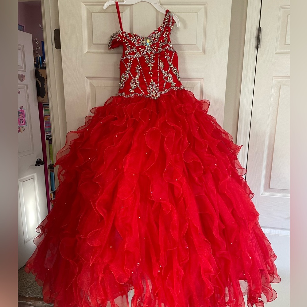 Pageant dress size little girls 10! It’s so beautiful!